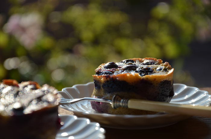 Clafoutis-aux-myrtilles-au-lait-d'amandes-et-sucre-brun_0248