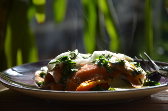 Papillote-de-pommes-de-terre-et-patate-douce-à-la-crème-d'amandes,-oignon-et-herbes-fraiches_0070