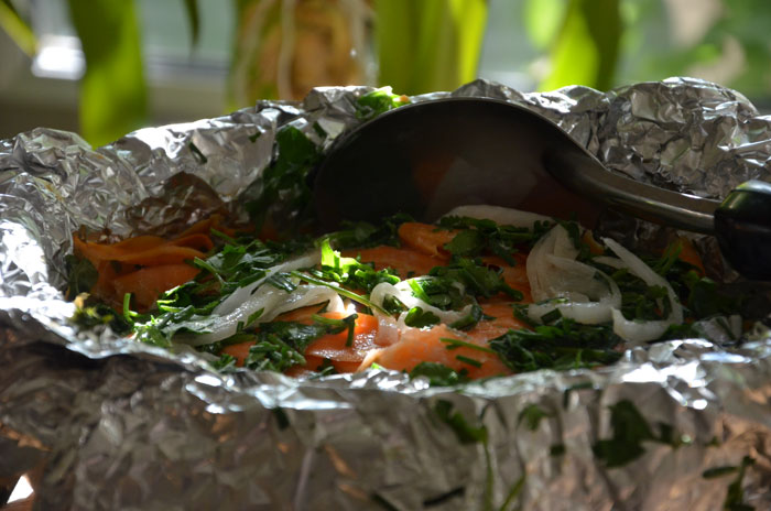 Papillote-de-pommes-de-terre-et-patate-duce-à-la-crème-d'amandes,-oignon-et-herbes-fraiches_0011