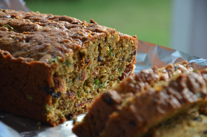 Cake-tomates-séchées-olives-noires-roquette-et-parmesan_0377