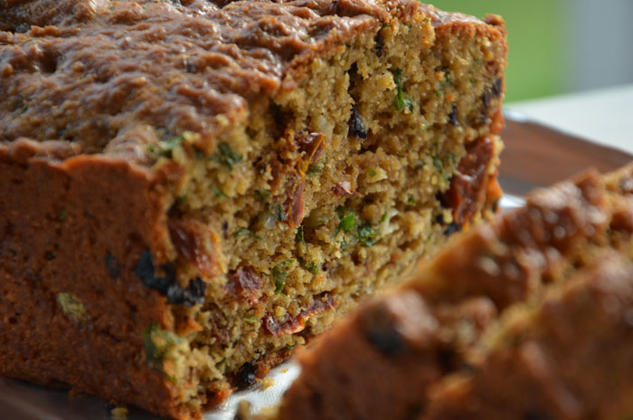 Cake-tomates-séchées-olives,-roquette-et-parmesan-2_0423