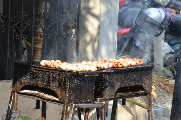 Barbecue-saucisse-rue-Chiang-mai_0379