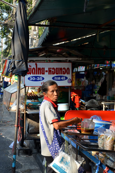 Street-food-femme-de-profil_0292