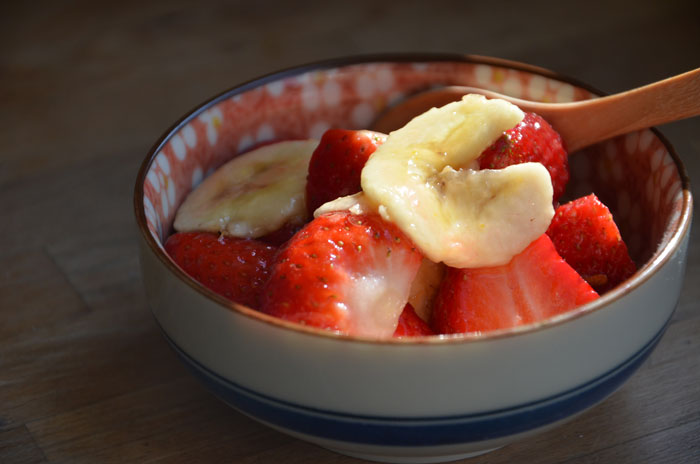 Salade-de-fraises-et-banane-au-gingembre-et-curcuma-frais_0001