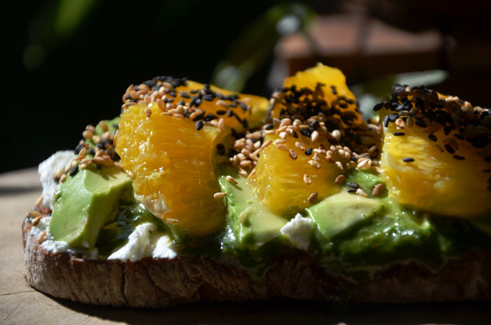 Tartine-de-chèvre-ffrais,-avocat,-orange-et-purée-de-basilic-maison-au-sésame_0027