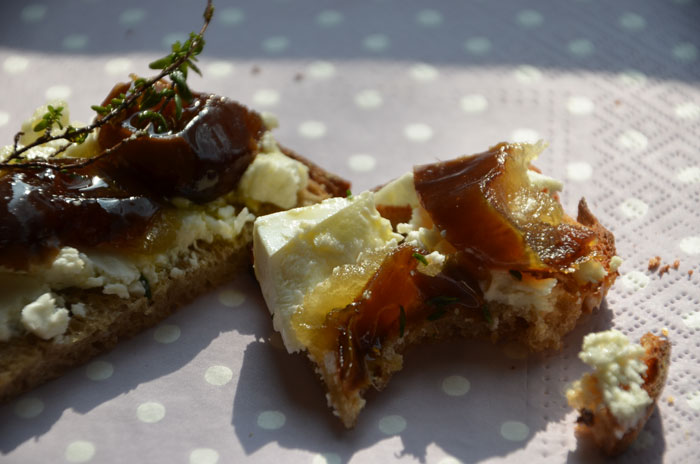 Tartine-de-feta-à-l'huile-d'olive-thhym-frais-et-datte-mejool-2