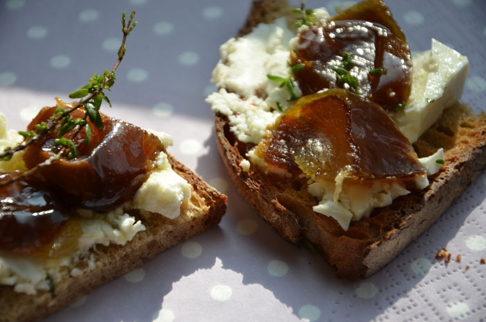 Tartine-de-feta-à-l'huile-d'olive-thhym-frais-et-datte-mejool-3