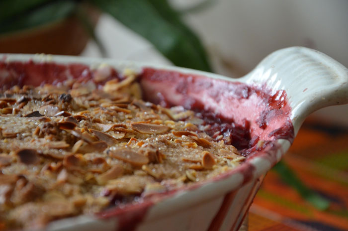 Crumble-aux-fraises-et-à-la-poire,-vanille,-amandes,-muesli_0107